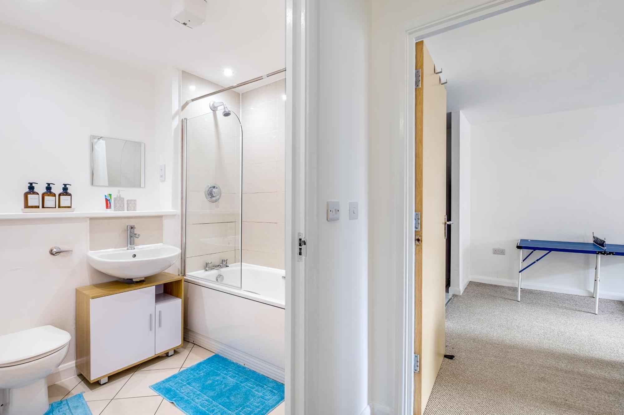 Central Suite Near Mailbox, King Bed, Ping Pong, Netflix, Sleeps 4 برمنغهام المظهر الخارجي الصورة