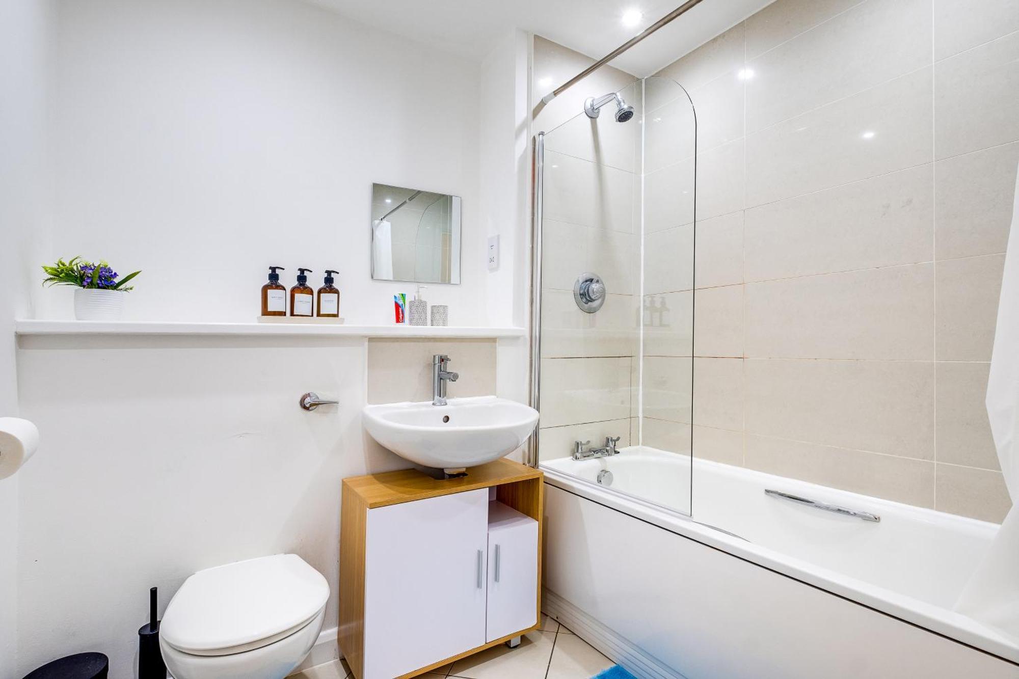Central Suite Near Mailbox, King Bed, Ping Pong, Netflix, Sleeps 4 برمنغهام المظهر الخارجي الصورة