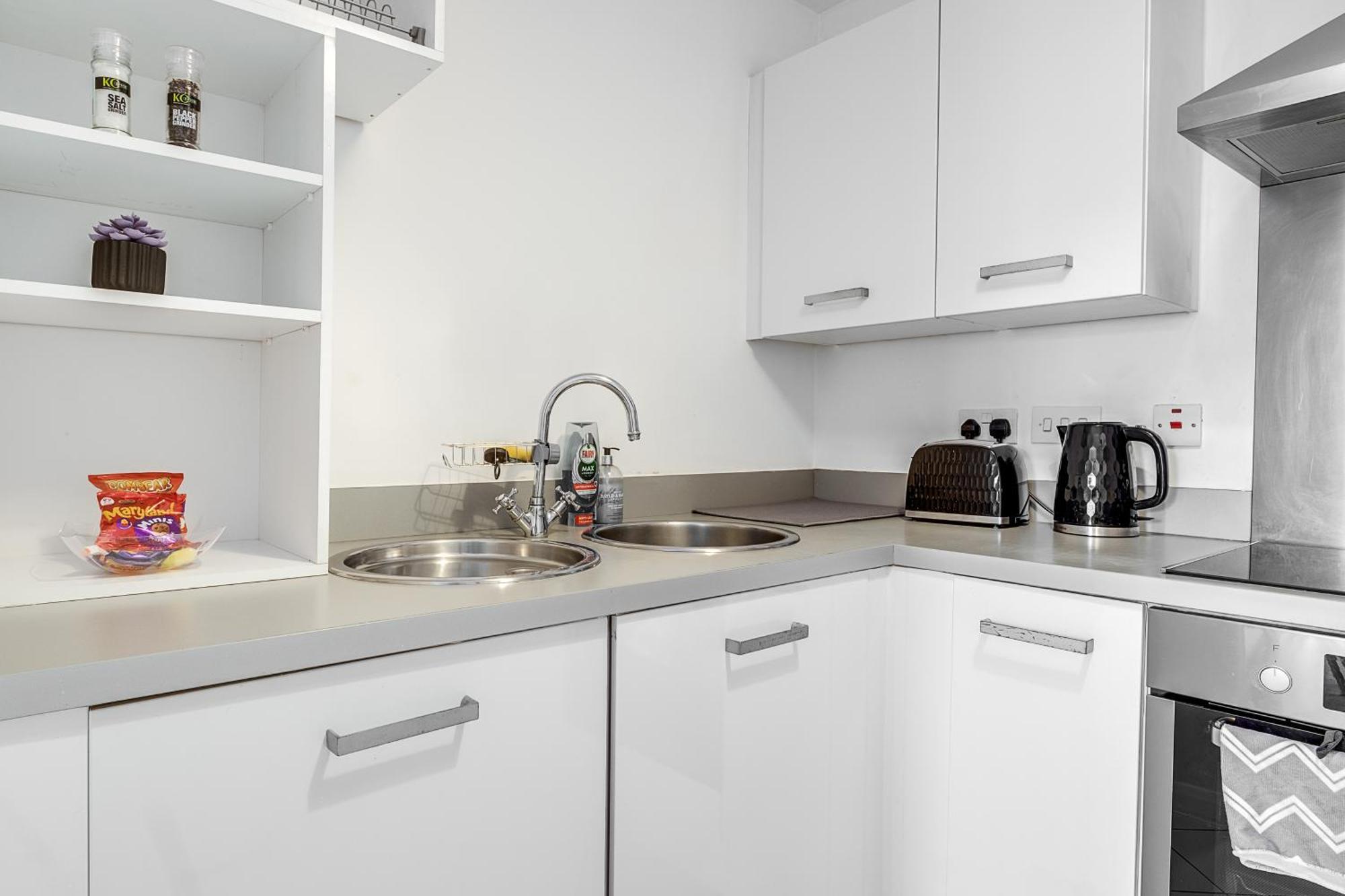 Central Suite Near Mailbox, King Bed, Ping Pong, Netflix, Sleeps 4 برمنغهام المظهر الخارجي الصورة